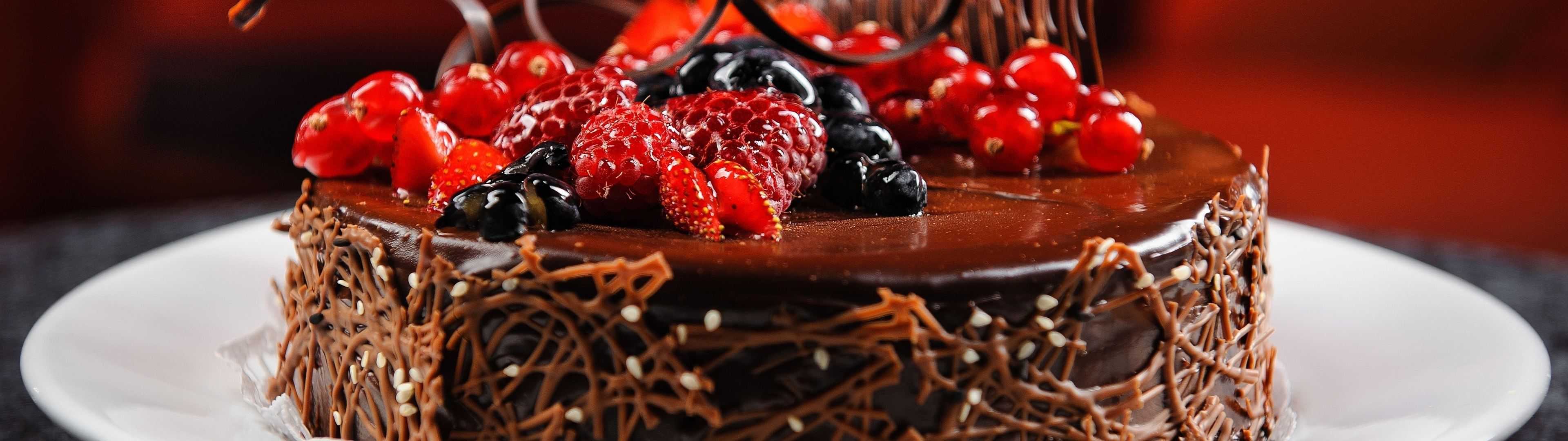chocolate cake topped with fruits dual monitor wallpaper