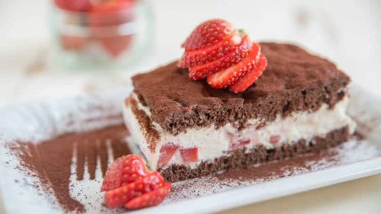 chocolate short cake with sliced strawberry uhd 4k wallpaper